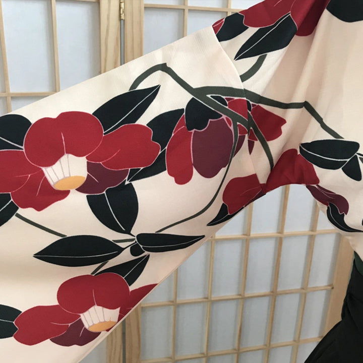 Kimono élégant avec motif floral rouge et noir. Découvrez notre collection de kimonos uniques.