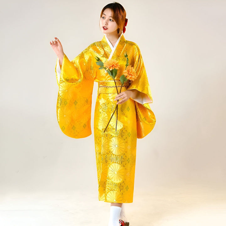 Femme portant un kimono jaune traditionnel avec des motifs floraux. Vente de kimonos authentiques.