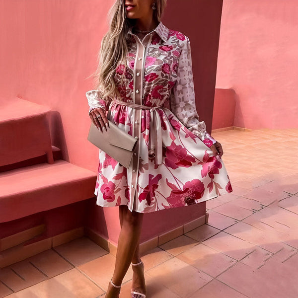 Femme portant une robe kimono fleurie avec une ceinture, tenant un sac à main beige et portant des talons hauts. Mode kimono féminine.