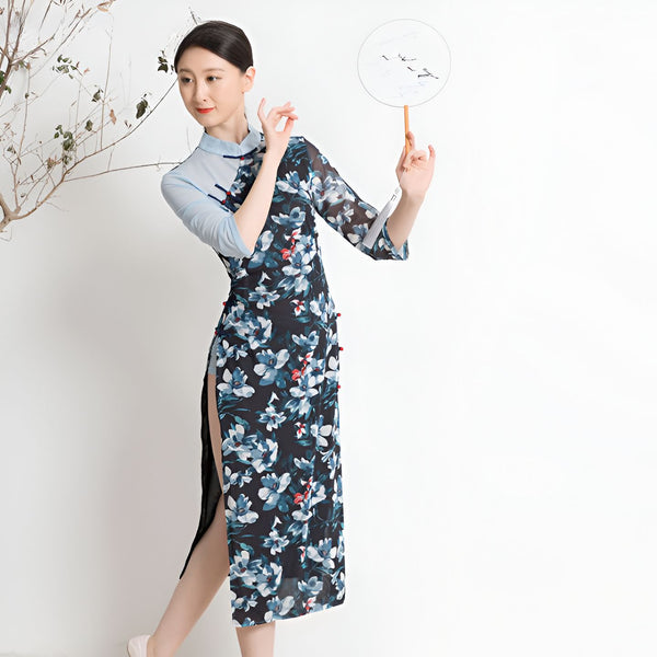 Femme portant un kimono traditionnel à motifs floraux, tenant un éventail. Découvrez notre collection de kimonos uniques.