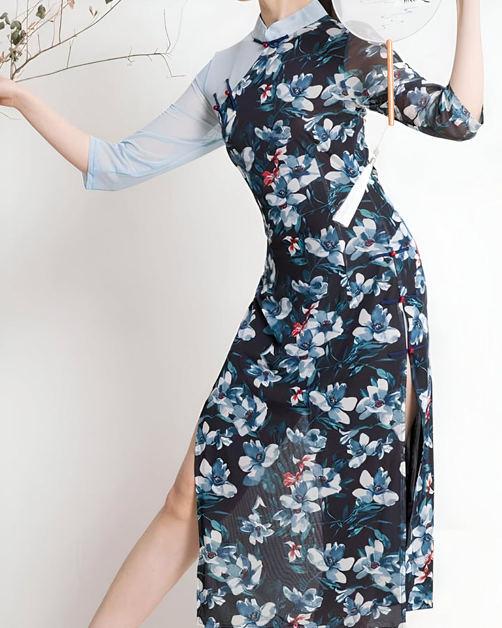 Kimono floral bleu marine et blanc. Vêtement de style asiatique avec fente latérale et manches transparentes. Mode kimono pour femme, disponible à l'achat.