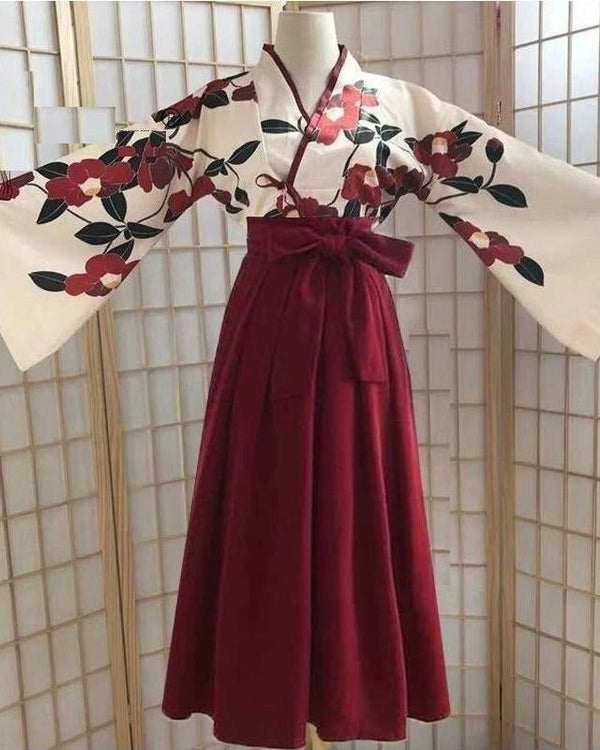 Kimono féminin avec haut fleuri crème et jupe longue bordeaux. Vêtements traditionnels japonais en vente.