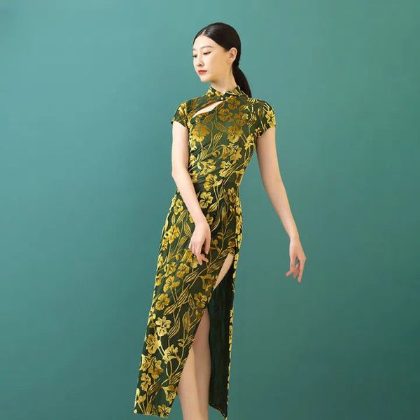 Femme portant un kimono vert à motifs floraux dorés, coupe moderne avec fente latérale. Vêtements japonais traditionnels et contemporains.