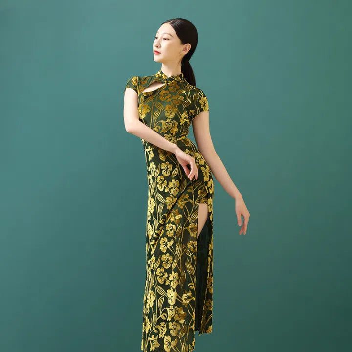Femme portant un kimono vert à motifs floraux dorés avec une fente latérale élégante. Kimonos de haute qualité disponibles dans notre boutique. Découvrez notre collection unique de kimonos et ajoutez une touche d'élégance à votre garde-robe.