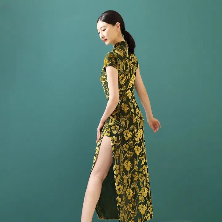 Femme portant un kimono traditionnel vert à motifs floraux dorés. Élégance et style japonais. Kimono fendu, parfait pour une occasion spéciale. Découvrez notre collection de kimonos.
