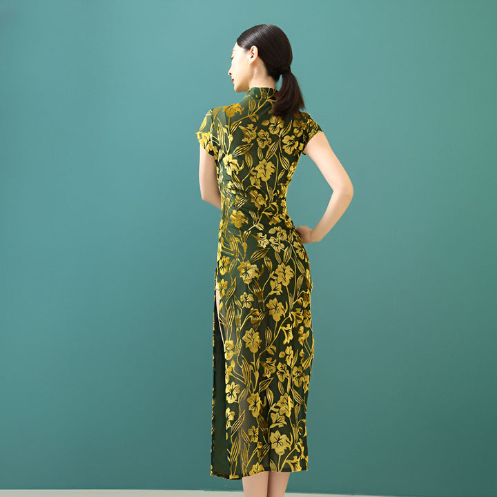 Femme portant un kimono vert à motifs floraux dorés. Élégance et tradition japonaise. Découvrez notre collection de kimonos uniques.