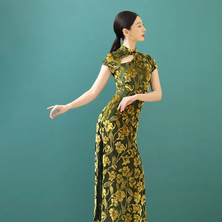 Femme portant un kimono long vert et doré à motifs floraux. Kimono élégant avec col montant et fente latérale. Vêtements traditionnels japonais.