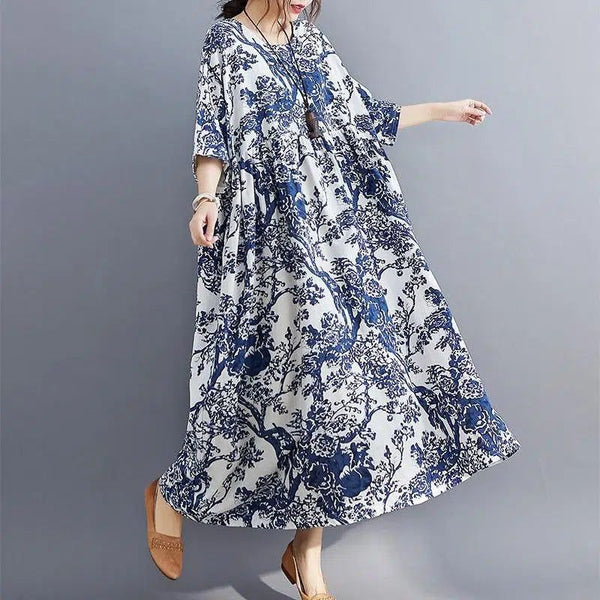 Femme portant une robe kimono ample blanche et bleue à motif floral. Vêtements kimono de style japonais pour femmes. Élégance et confort. Disponible à l'achat.
