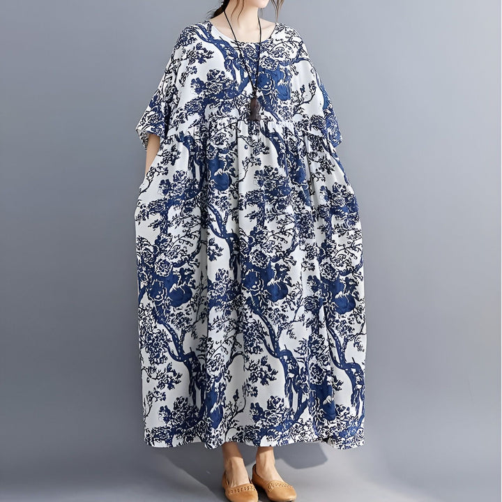 Femme portant une longue robe kimono ample à motifs floraux bleus et blancs. Vêtements kimono pour femmes, style japonais traditionnel et moderne. Boutique de kimonos.