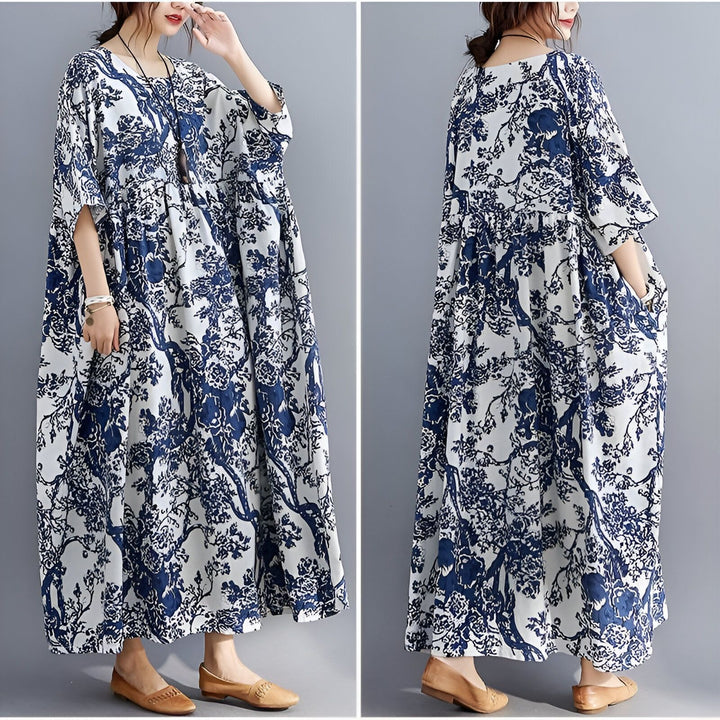 Kimono long ample à motifs floraux bleus et blancs, vue de face et de dos. Vêtement de style japonais, confortable et élégant.