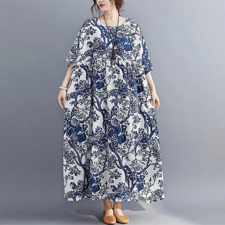 Femme portant une longue robe kimono à motifs floraux bleus et blancs. Vêtements japonais traditionnels et élégants en vente.