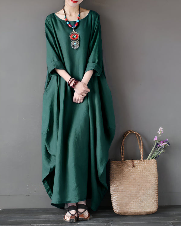 Femme en longue robe kimono verte, collier ethnique. Style décontracté et confortable. Collection kimono, mode féminine.