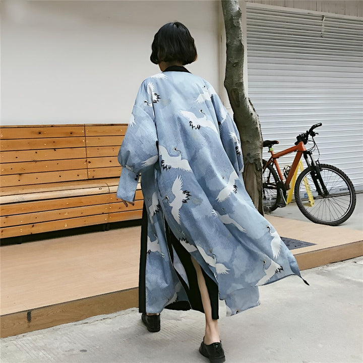 Kimono long bleu avec motifs de grues blanches, dos de femme. Vêtements japonais traditionnels et modernes. Boutique en ligne de kimonos.