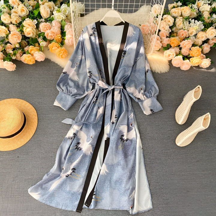 Kimono long bleu avec motifs de grues blanches, ceinture à nouer. Style japonais élégant et confortable. Vêtements d'intérieur, peignoir, robe d'été légère.