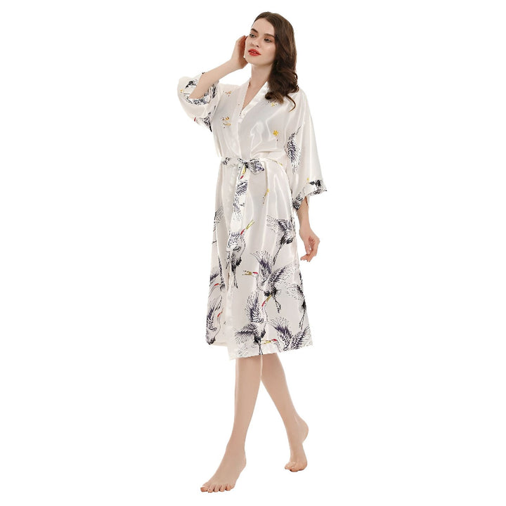 Femme portant un kimono blanc imprimé avec des motifs de grues. Kimonos élégants et confortables à vendre.