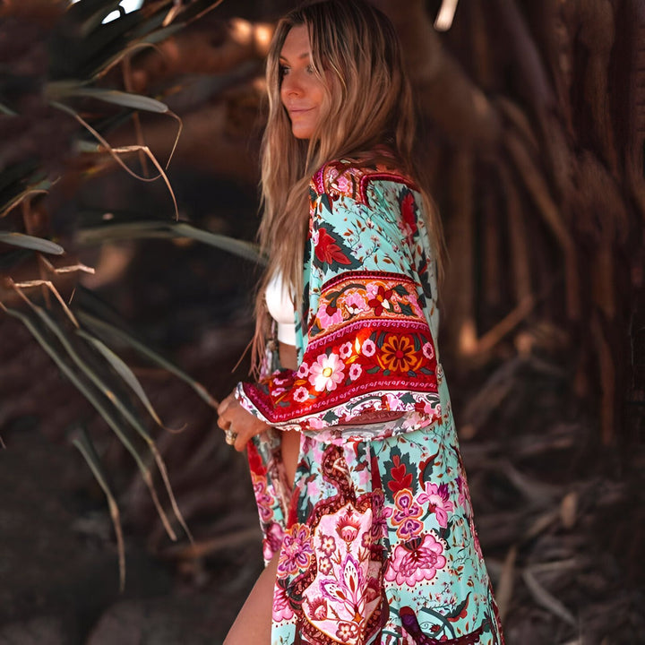 Femme portant un kimono fleuri coloré. Vêtements d'extérieur style kimono pour femmes. Achetez nos nouveaux kimonos imprimés tendance en ligne.