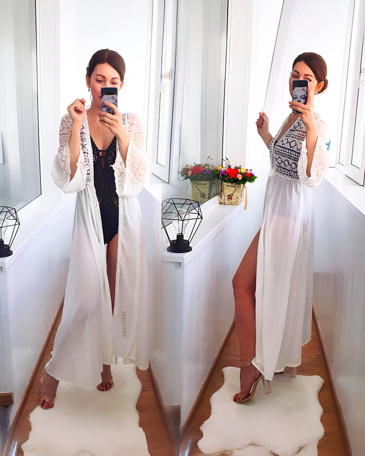 Femme prenant un selfie, portant des kimonos blancs longs et élégants avec des détails en dentelle. Kimono parfait pour la plage ou comme vêtement d'intérieur. Découvrez notre collection de kimonos tendance.