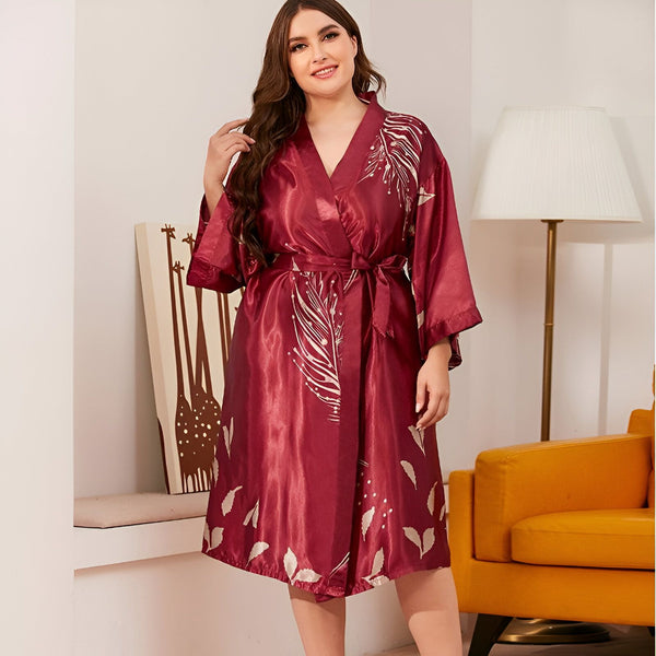 Femme portant un kimono bordeaux avec des motifs de plumes blanches, ceinture assortie. Élégance et confort pour les moments de détente. Kimono de notre collection.