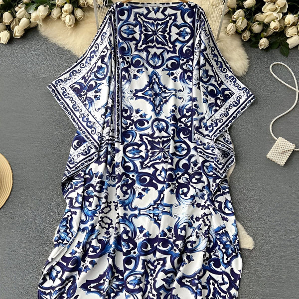 Kimono à motifs bleus et blancs. Vêtement ample, style bohème. Idéal pour la plage ou une tenue décontractée. Découvrez notre collection de kimonos uniques!