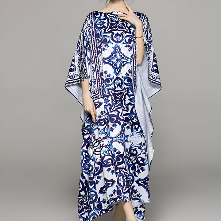 Kimono long pour femme, motifs bleus et blancs d'inspiration méditerranéenne. Élégance et confort pour une tenue décontractée ou sophistiquée. Découvrez notre collection de kimonos uniques.