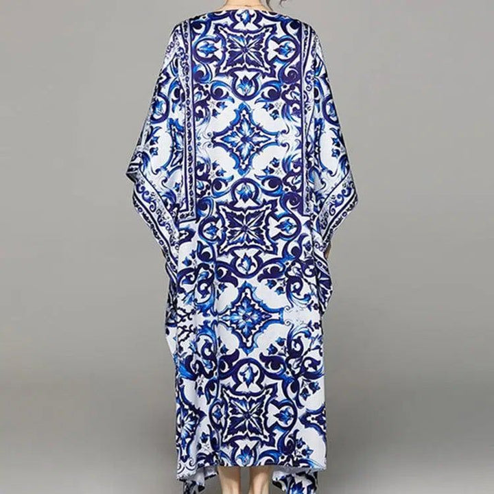 Kimono long pour femme, imprimé bleu et blanc motifs italiens. Vue arrière. Vêtements style kimono à la vente.