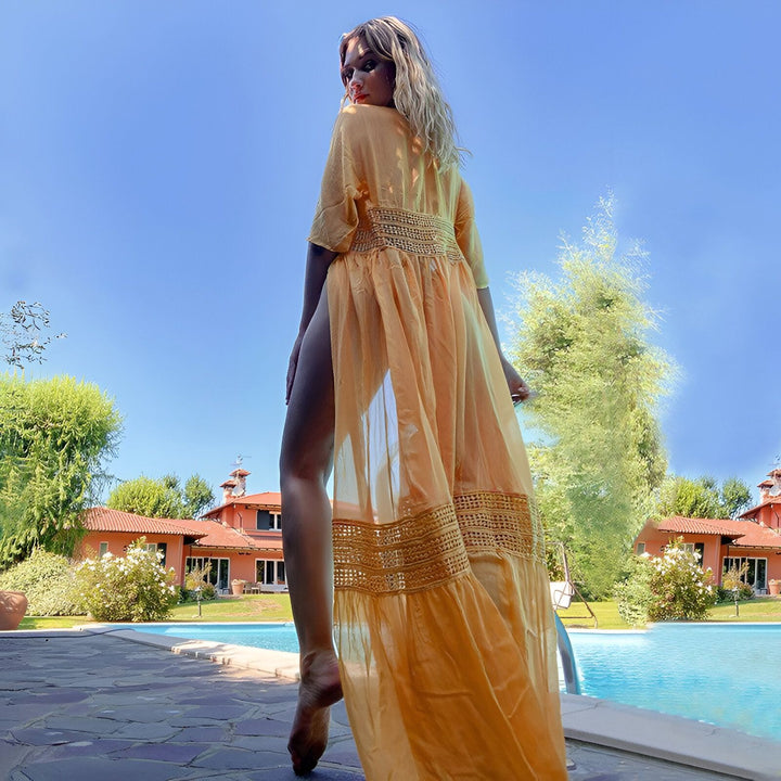 Femme portant un kimono orange transparent près d'une piscine. Vente de kimonos en ligne.