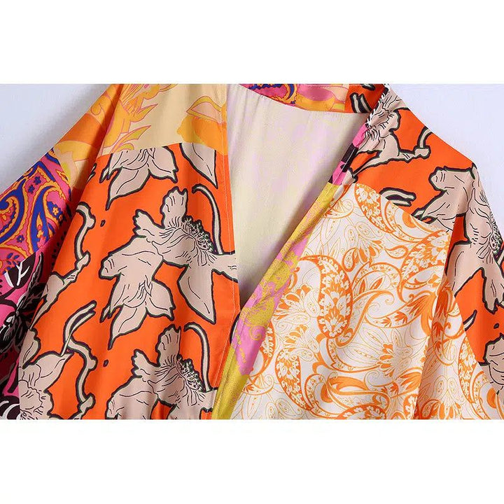 Détail d'un kimono coloré avec motifs floraux et cachemire. Vêtement de style japonais à motifs variés. Idéal pour un look original et tendance. Découvrez notre collection de kimonos uniques.