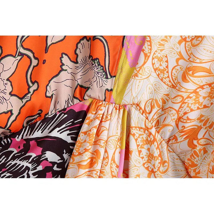 Détail d'un kimono avec motifs floraux et cachemire orange, rose et noir. Tissu plissé. Kimonos pour femmes.