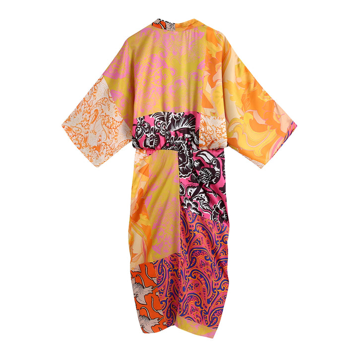 Kimono coloré à motifs variés. Vêtement d'intérieur style japonais, parfait pour se détendre avec élégance. Découvrez notre collection de kimonos uniques.