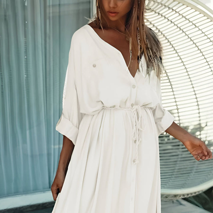 Femme portant un kimono blanc fluide, manches longues, noué à la taille. Kimono idéal pour la plage ou la maison. Vêtements d'extérieur, mode féminine.