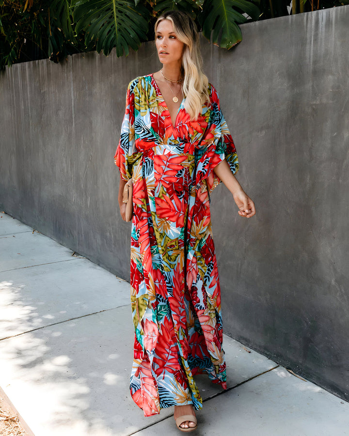 Femme portant un kimono long à motif floral coloré. Élégant et tendance, parfait pour la saison. Découvrez notre collection de kimonos uniques.