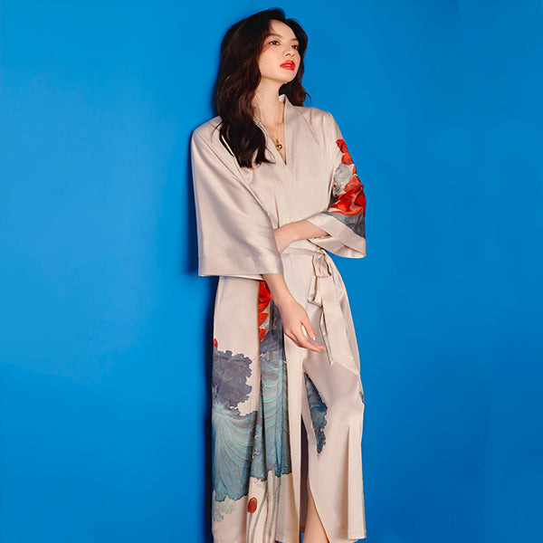 Femme portant un kimono beige imprimé de fleurs rouges et motifs bleus. Vêtements japonais traditionnels et élégants. Kimono en vente dans notre boutique.