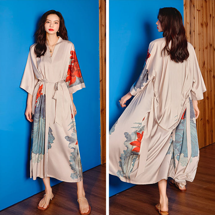 Femme portant un kimono beige à motifs floraux rouges et bleus. Vues de face et de dos. Kimono élégant et confortable disponible dans notre boutique.