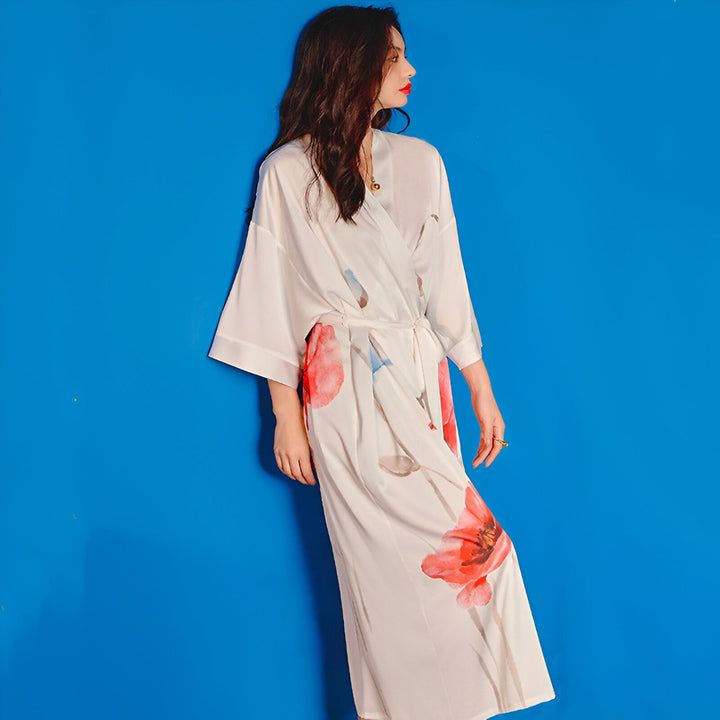 Femme portant un kimono blanc à motifs floraux rouges. Vêtements japonais traditionnels et élégants, disponibles à l'achat.