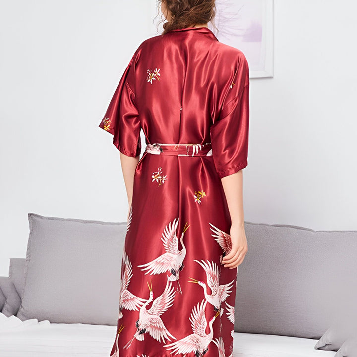 Kimono rouge en satin avec motifs de grues blanches, vendu sur notre site. Ce vêtement japonais traditionnel est parfait pour se détendre à la maison. Découvrez notre collection de kimonos pour femmes!