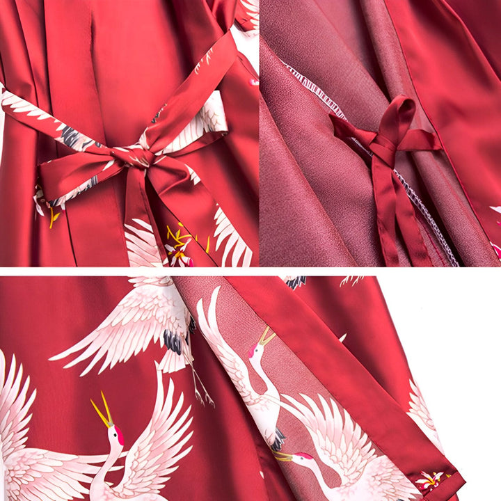 Détails d'un kimono rouge orné de motifs de grues blanches. Fermeture avec une ceinture à nouer. Vêtement traditionnel japonais élégant et confortable. Idéal pour la détente à la maison ou comme tenue d'intérieur raffinée.