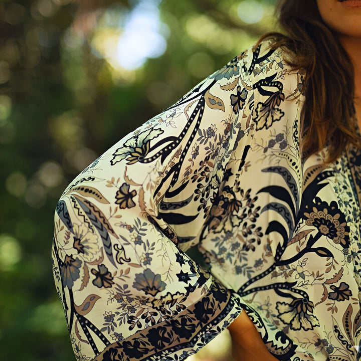 Détail d'un kimono à motifs floraux beiges et noirs. Vêtements de style japonais. Boutique en ligne de kimonos.