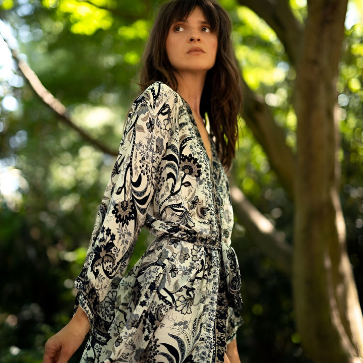 Femme portant un kimono à motifs floraux dans un cadre naturel. Kimonos pour femmes disponibles à l'achat.