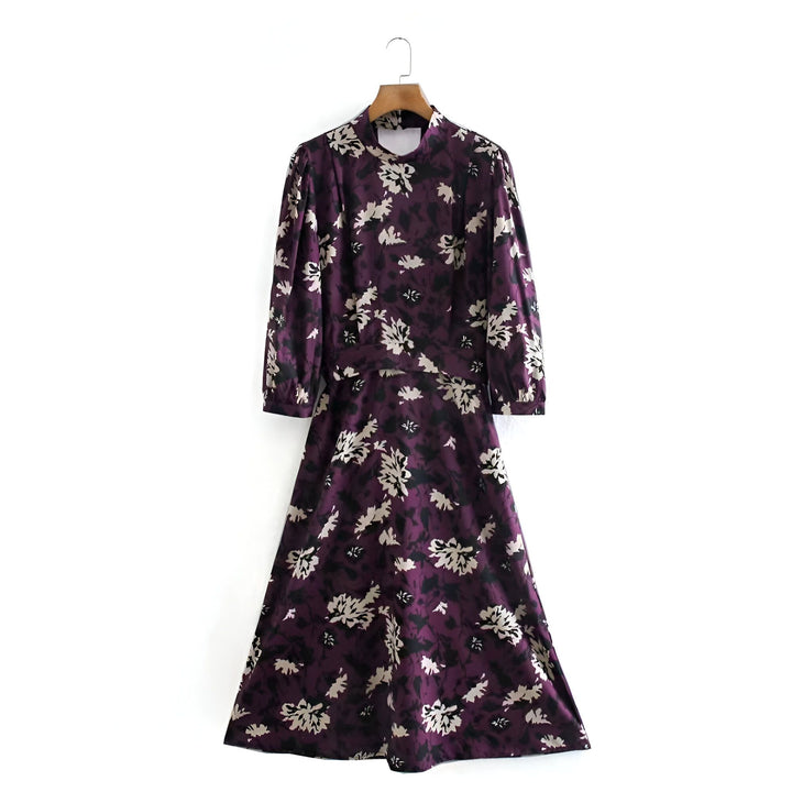 Kimono long à fleurs violettes sur cintre. Vêtements traditionnels japonais. Collection de kimonos élégants et confortables. Boutique de kimonos en ligne.