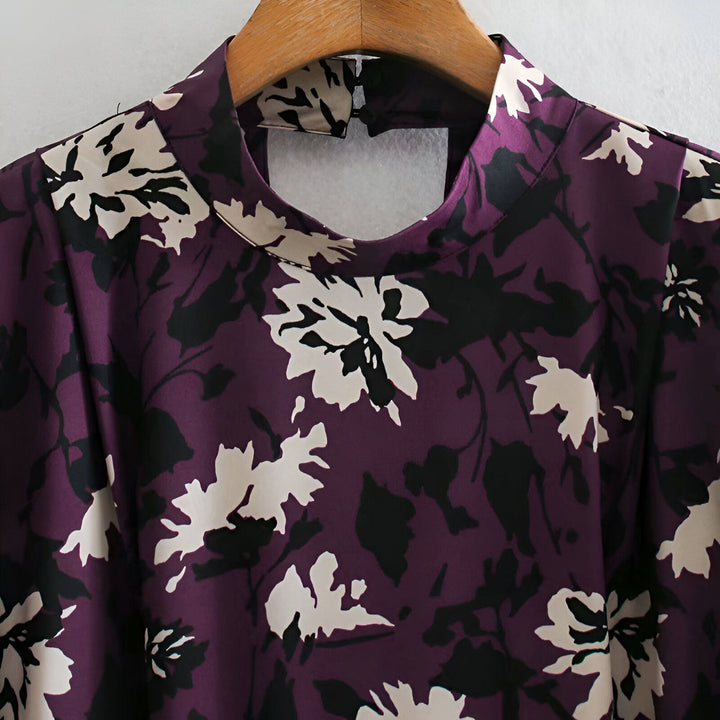 Kimono violet à motifs floraux blancs et noirs sur un cintre. Vêtements traditionnels japonais élégants. Découvrez notre collection de kimonos.