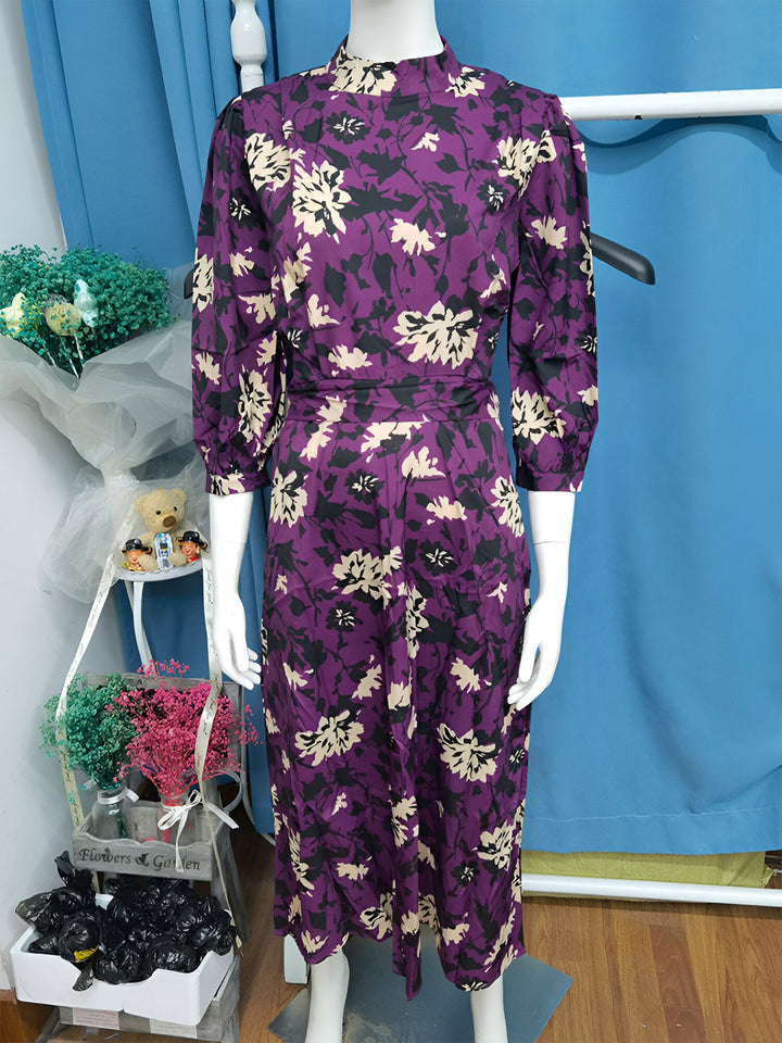Robe kimono violette à motifs floraux sur mannequin. Élégante robe à col montant et manches longues, idéale pour un look tendance. Découvrez notre collection de kimonos uniques et originaux.