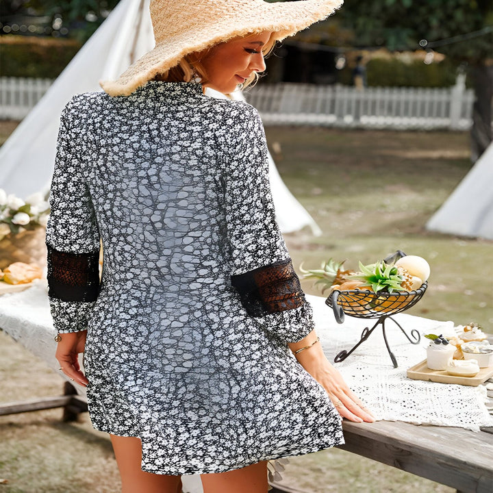 Femme portant une robe kimono à fleurs noire et blanche avec des manches en dentelle noire, un chapeau de paille. Assise à une table avec des fruits et des pâtisseries. Vente de kimonos.