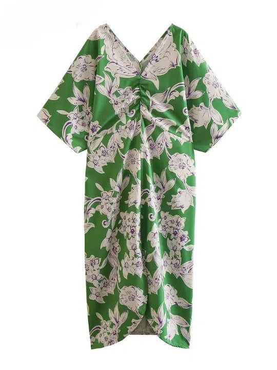 Kimono vert à fleurs blanches. Vêtement d'été léger et fleuri, idéal pour la plage ou une soirée décontractée. Découvrez notre collection de kimonos pour femmes.