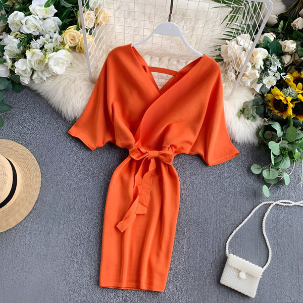 Robe kimono orange avec ceinture, suspendue. Idéal pour votre boutique de kimonos.