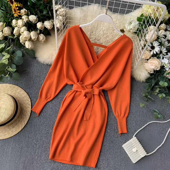 Robe orange style kimono avec ceinture, manches longues. Vêtement élégant et confortable, idéal pour une tenue décontractée ou habillée. Découvrez notre collection de kimonos uniques.