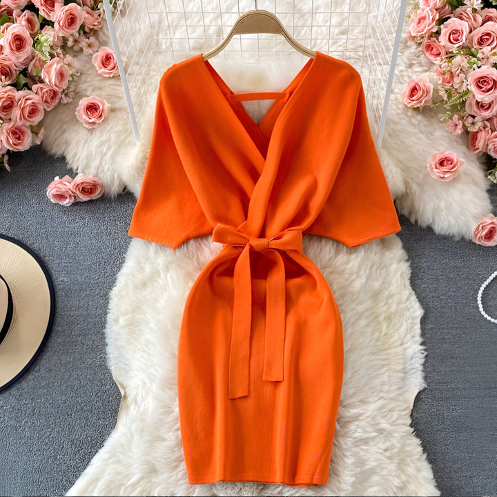 Robe kimono orange pour femme, coupe cache-cœur avec ceinture à nouer à la taille. Idéal pour un look élégant et confortable. Découvrez notre collection de kimonos uniques.
