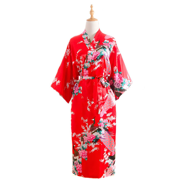 Kimono rouge orné de motifs de paons et de fleurs, présenté sur un mannequin. Élégance et tradition japonaise. Découvrez notre collection de kimonos uniques.