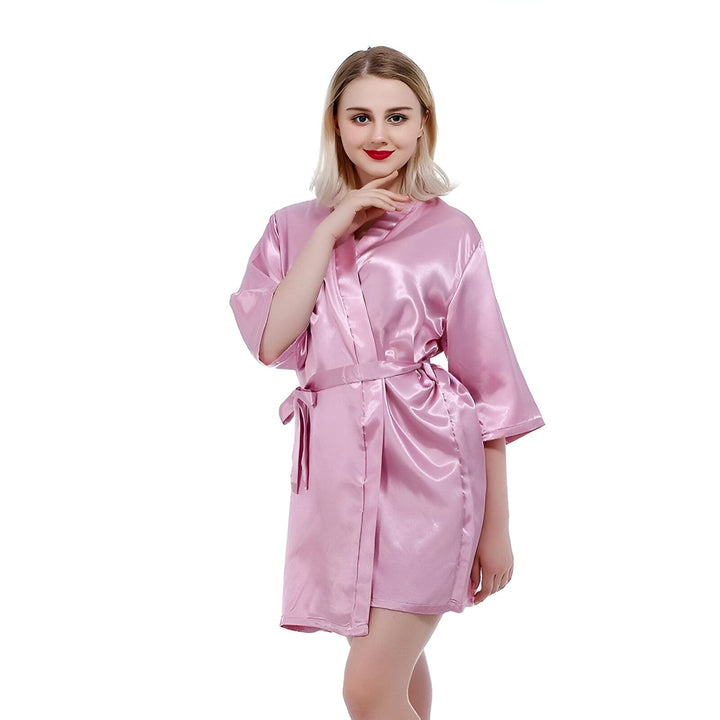Femme portant un kimono rose en satin. Vente de kimonos de haute qualité en ligne.