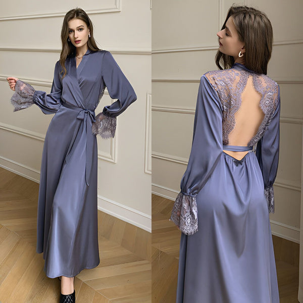 Kimono long bleu en satin avec détails en dentelle. Vente de kimonos élégants pour femmes. Vue de face et de dos mettant en valeur la coupe et la dentelle délicate.