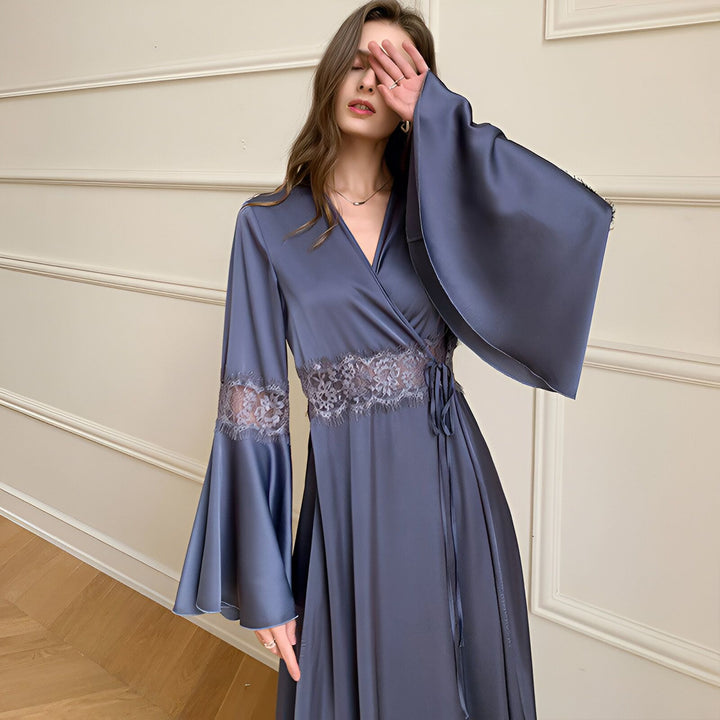 Femme portant un kimono bleu en satin avec des détails en dentelle. Vêtements de style japonais, peignoir élégant. Boutique de kimonos en ligne.